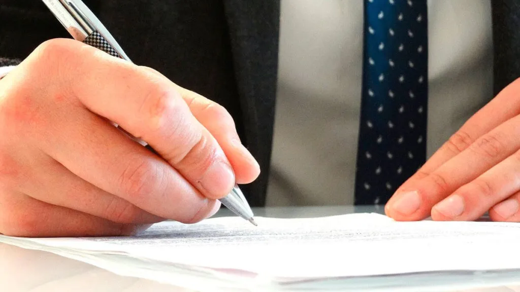 ¿Cómo puedo demandar al papá de mi hijo por alimentos sí está en otro país?